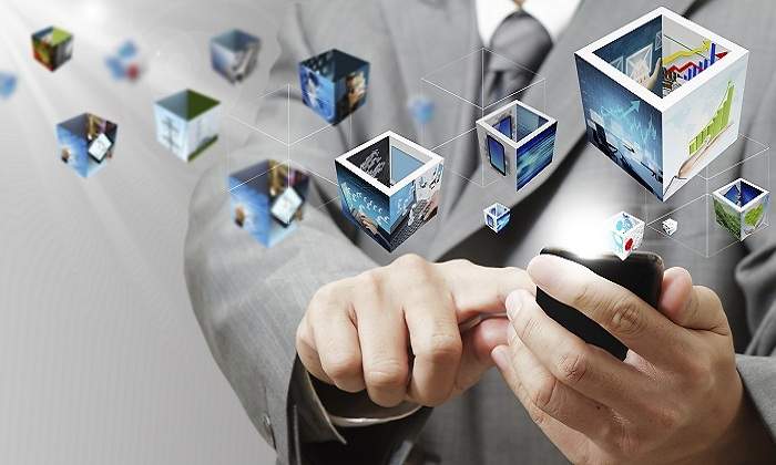 770-x-420-Ejecutivo-enviando-datos-mediante-movil-Istock.jpg