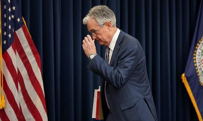 jerome-powell-fed-reserva-federal-eeuu-banderas-30abril2020-reuters.jpg