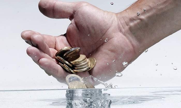 agua-mano-dinero-getty.jpg