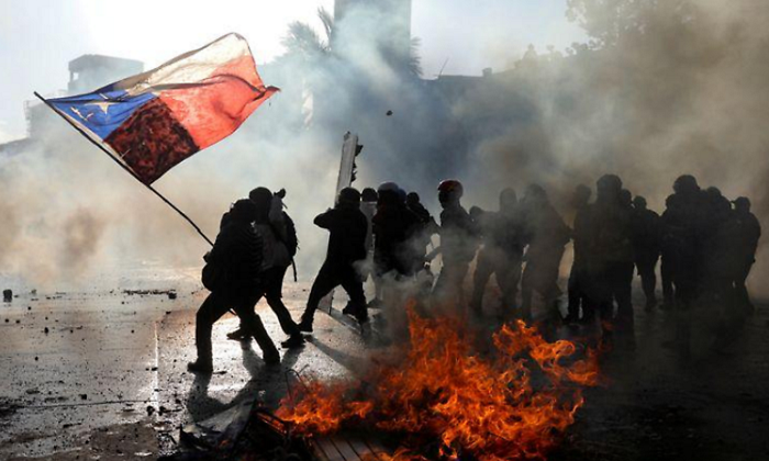 protesta-chile-bandera-reuters.png