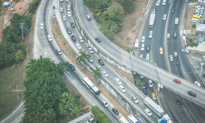 Vista area de varias carreteras con trfico