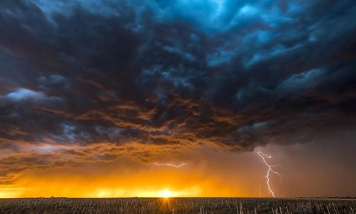 Un-cielo-encapotado-con-el-sol-poniendose-al-fondo-iStock.jpg