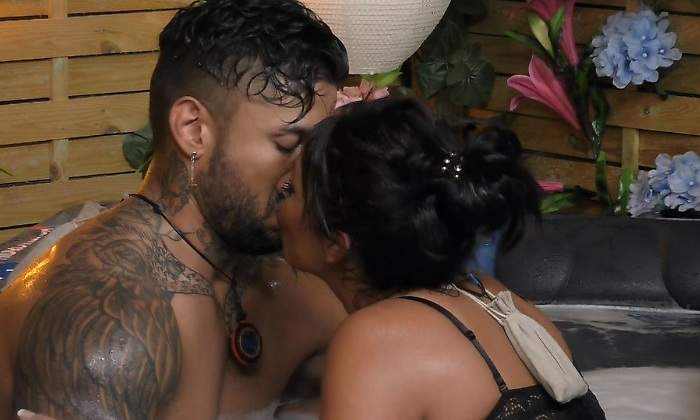 First-dates-jacuzzi.jpg