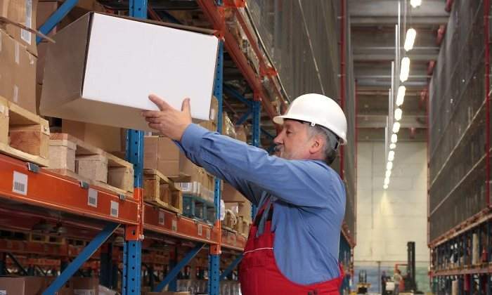 trabajador-senior-mayor-almacen-caja-peso-estanteria-770-dreamstime.jpg