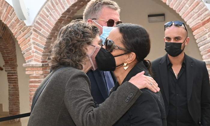 abrazo-mujeres-santana-770.jpg