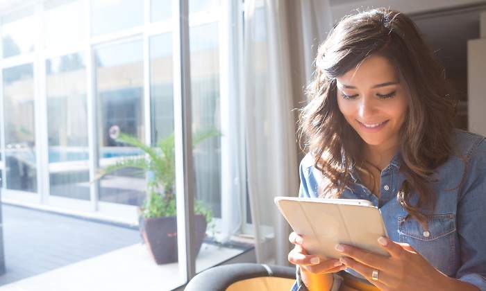 mujer-tablet-consulta-dreamstime.jpg