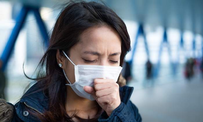 mujer-estornudo-mascarilla-alergia-dreamstime.jpg