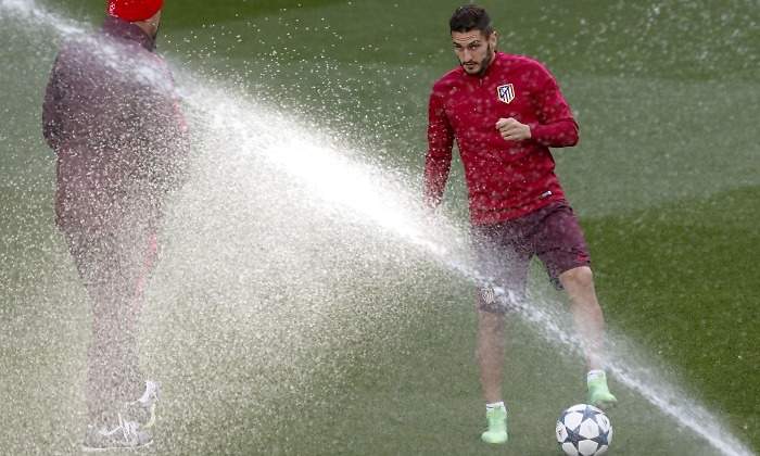 Koke-cesped-Bernabeu-riegan-2017-efe.jpg