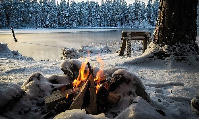 Un-paisaje-nevado-con-una-hoguera--encendida-iStock.jpg