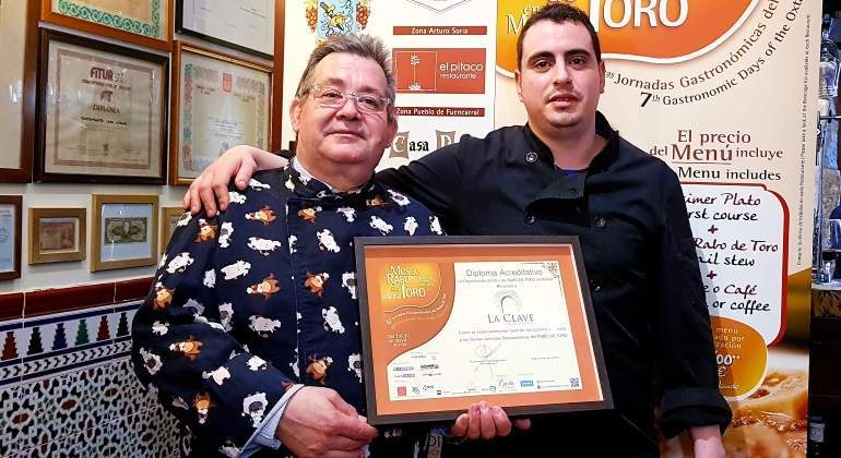 El chef Pepe Filloa recogiendo el diploma del Mejor Menú.