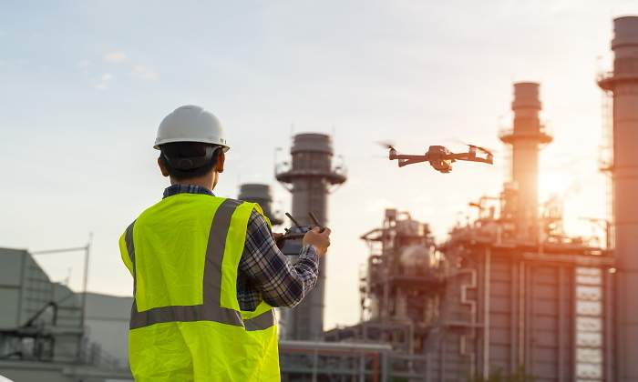 Tcnico-sobrevolando-con-un-dron-las-instalaciones-industriales.jpg