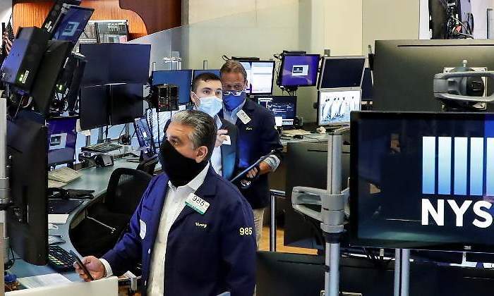 inversores-traders-mascarilla-wall-street-bolsa-nueva-york-26mayo2020-reuters.jpg