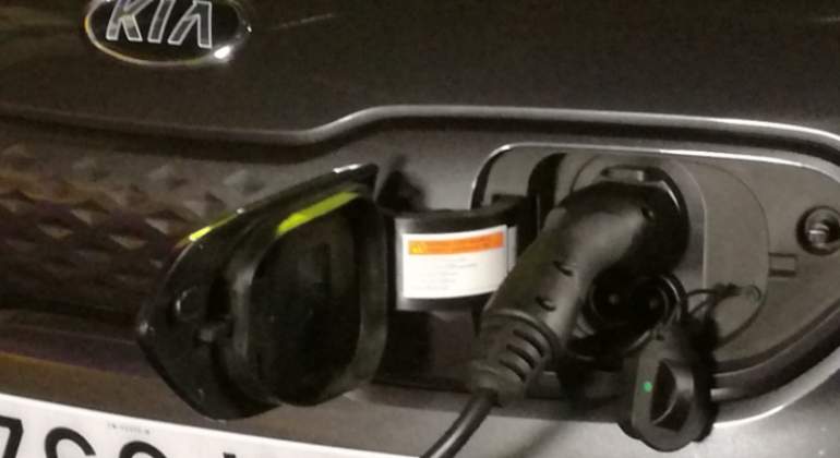 Modelo eléctrico de Kia cargando.