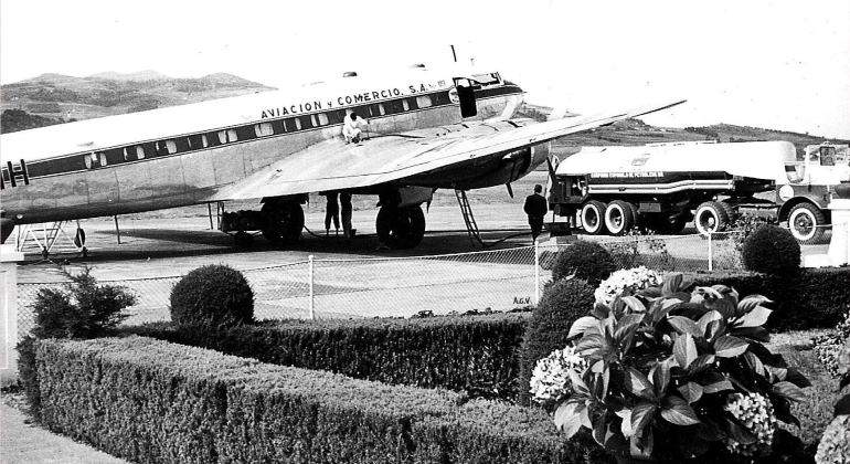 Suministro a un aparato de Aviaco por un camión cisterna de Cepsa en Tenerife.