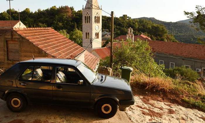 coche-viejo-pueblo-dreamstime.jpg