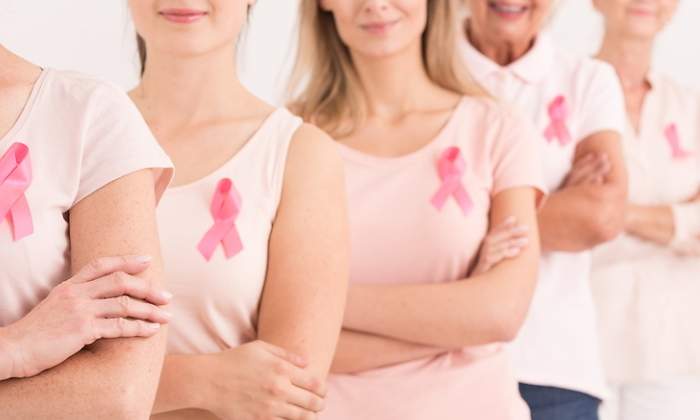 Varias mujeres vestidas de rosa y con el lazo que simboliza el cncer de mama