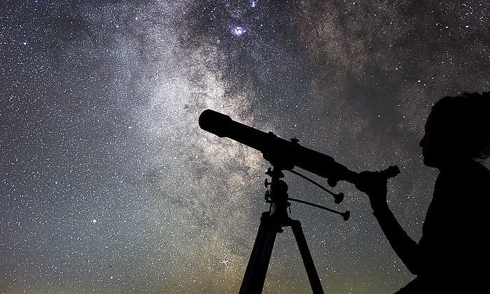 Mujer-con-telescopio-mirando-las-estrellas-iStock.jpg