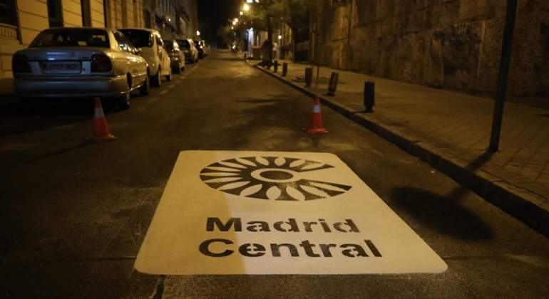 Señal en la calzada de Madrid Central.