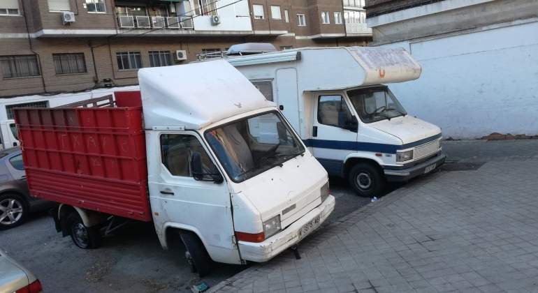 La DGT advierte de que no se pueden dejar abandonados coches en la calle.