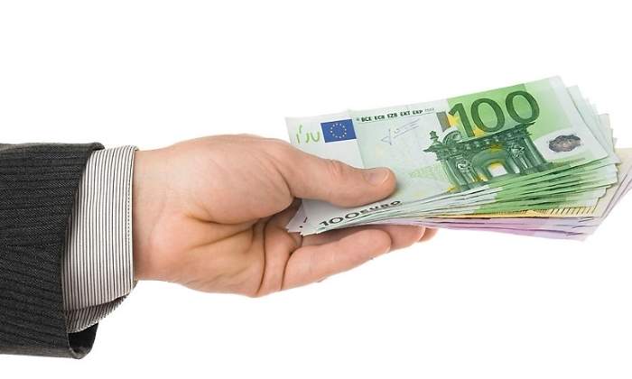 billetes-euros-mano.jpg