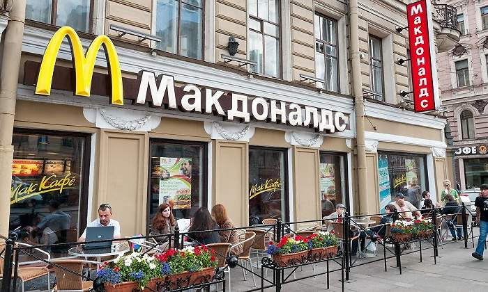 mcdonalds-san-petersburgo-rusia-cirilico-alamy-770x420.jpg