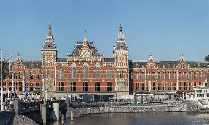 estacion-central-amsterdam-wikipedia.jpg