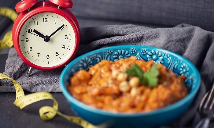 Reloj-cerca-de-un-plato-de-comida-iStock.jpg