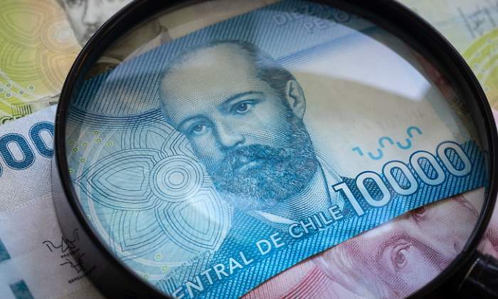 Una lupa sobre un billete de diez mil pesos chilenos