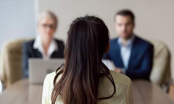 Persona-durante-una-entrevista-de-trabajo-iStock.jpg