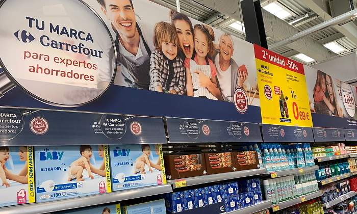 Un pasillo de un supermercado Carrefour con ofertas