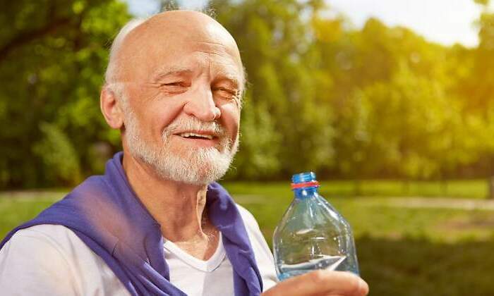 jubilado-bebe-agua-dreamstime.jpg