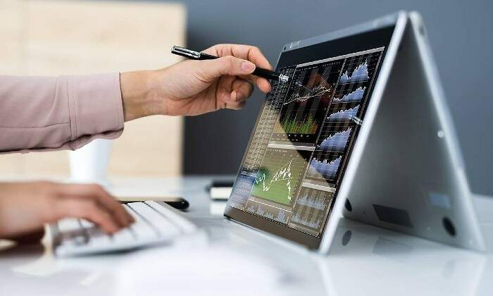 broker-tablet-alamy.jpg