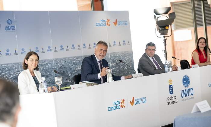 La ministra de Industria Comercio y Turismo Reyes Maroto en un acto con el presidente del Gobierno canario ngel Vctor Torres