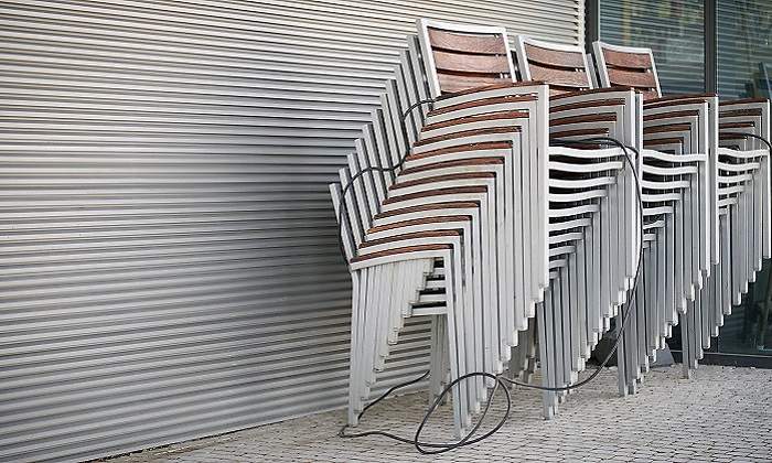 770-x-420-Sillas-apliladas-en-terraza-cerrada-de-establecimiento-de-hosteleria-Istock.jpg