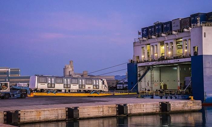Embarque-vagones-metro-Napoles-desde-el-Puerto-de-Sagunto-Grimaldi_1.jpg