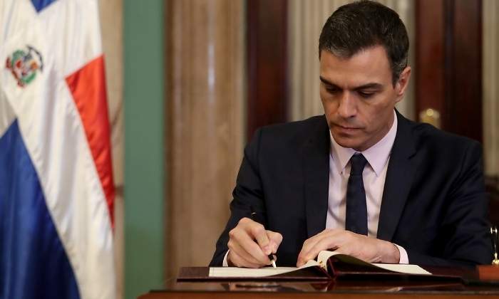 pedro-sanchez-firmando-reuters.jpg