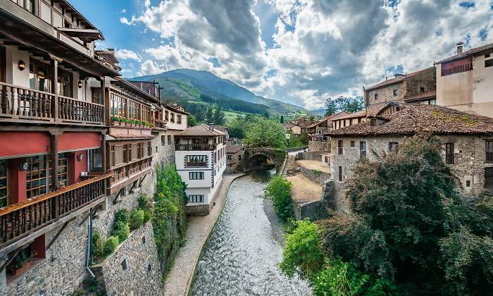 potes-cantabria-rio-dreamstime.jpg