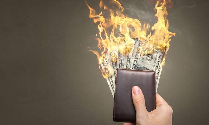 cartera-dolar-fuego-inflacion-istock.jpg