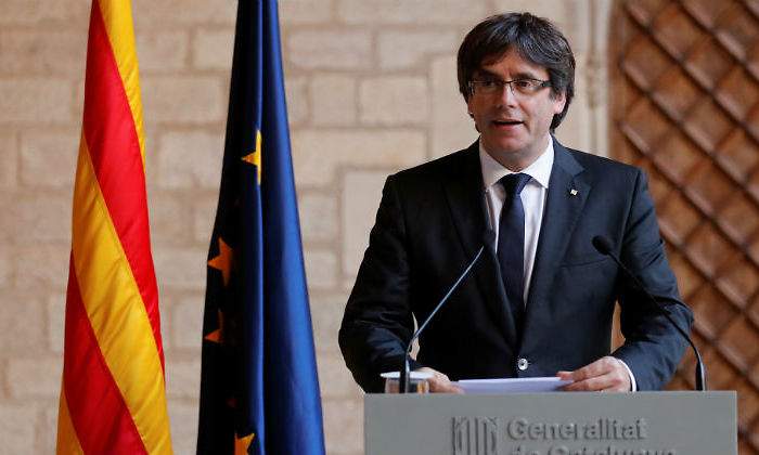 puigdemont-atril-banderas.jpg