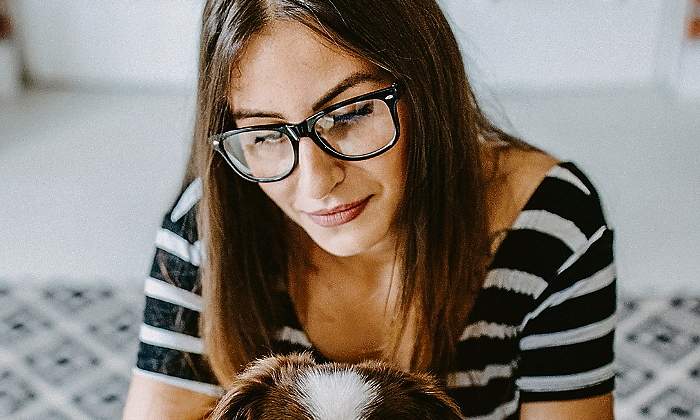 mujer-gafas-istock.jpg