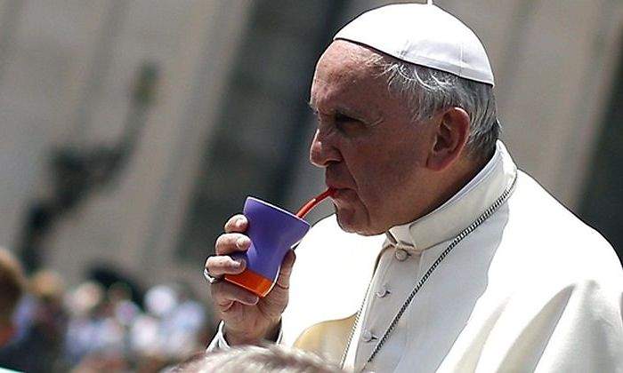 El-Papa-Francisco-uno-de-los-argentinos-que-disfruta-el-mate-Foto-Reuters.jpg