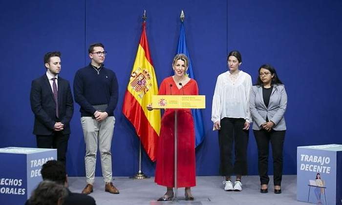 yolanda-diaz-reunion-estudiantes.jpg