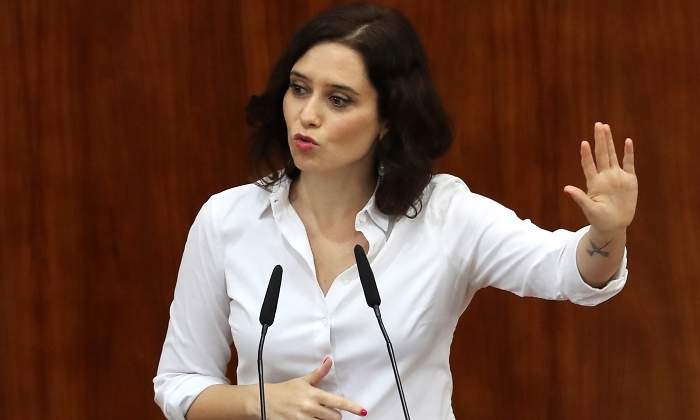 ayuso-investidura-pleno2-mano-efe.jpg