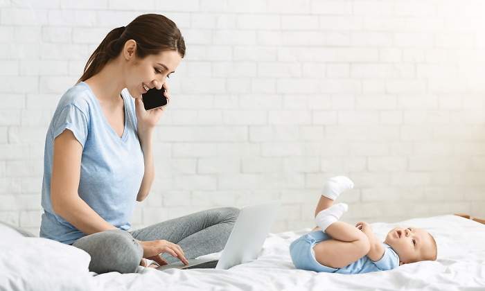 mujer-ordenador-bebe-dreamstime.jpg
