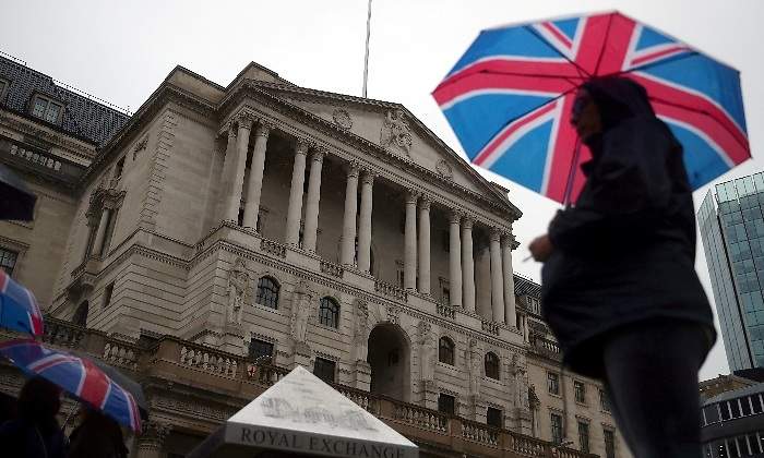 reino-unido-londres-banco-de-inglaterra-paraguas-bandera-reuters-770x420.jpg
