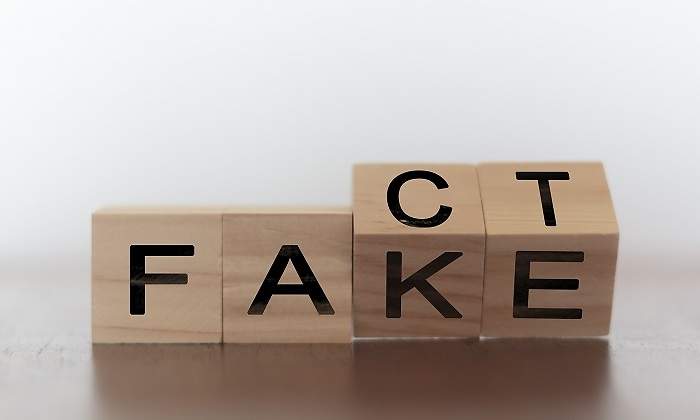 Cuatro-cubos-de-madera-con-la-palabra-fake-iStock.jpg