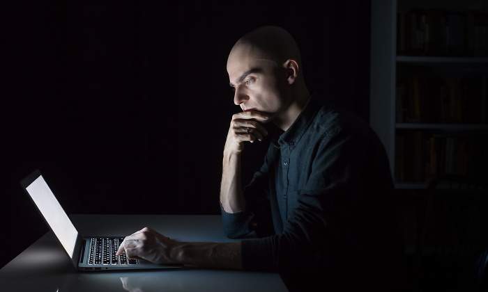 persona-ordenador-noche-dreamstime.jpg
