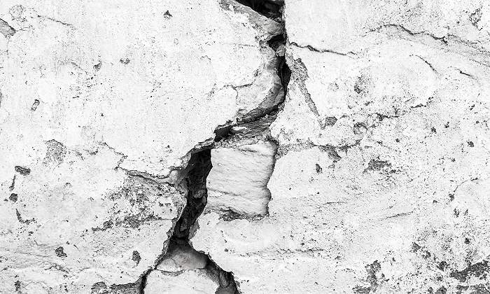 Una-pared-agrietada-por-el-medio-iStock.jpg