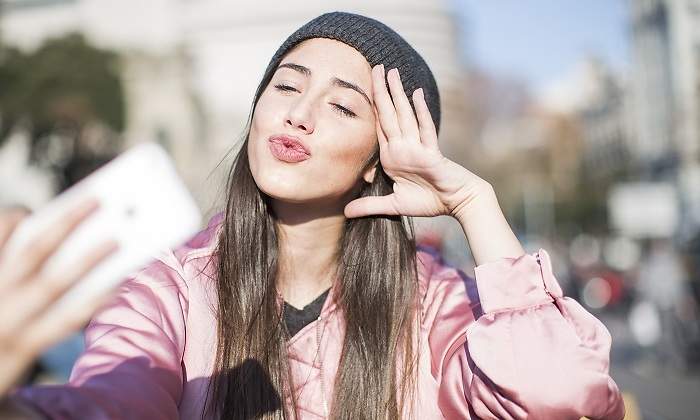 Una-chica-de-rosa-tomandose-un-selfie-iStock.jpg