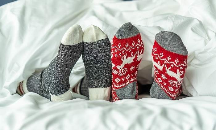 Pareja-durmiendo-con-calcetines-iStock.jpg
